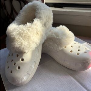 CROCS, White Furry Shoes, EUC, Size M-6 & W-8. Beautiful, Comfortable & Stylish.